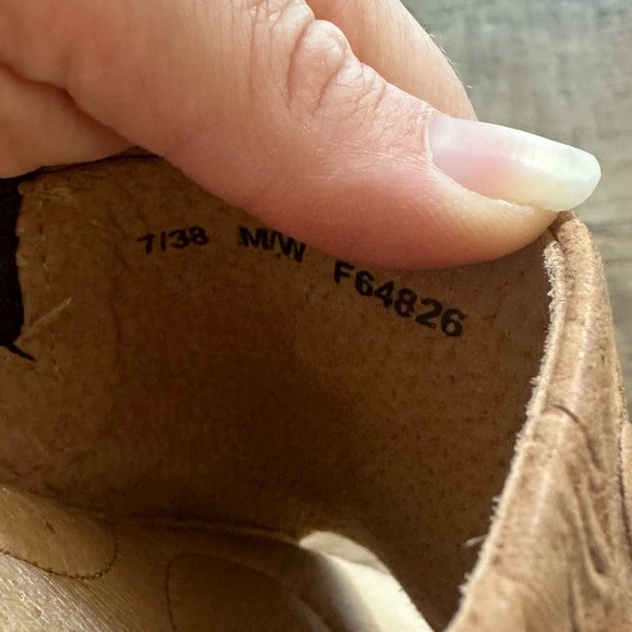 BORN embossed floral leather sandal brown and tan cork bottom - Picture 5 of 8